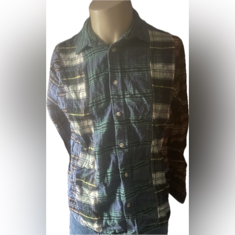 ZARA Multi-coloured plaid button-up shirt with a relaxed fit #plaidshirt #button
